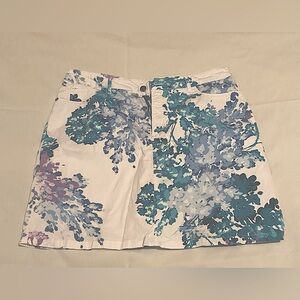 Croft & Barrow Women’s skirt (shorts underneath). Front pockets, back pockets.